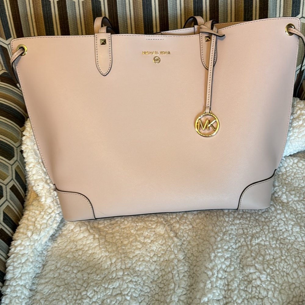 Brand Michael Kors
Edith Large Saffiano Leather Tote Bag - Picture 8 of 14